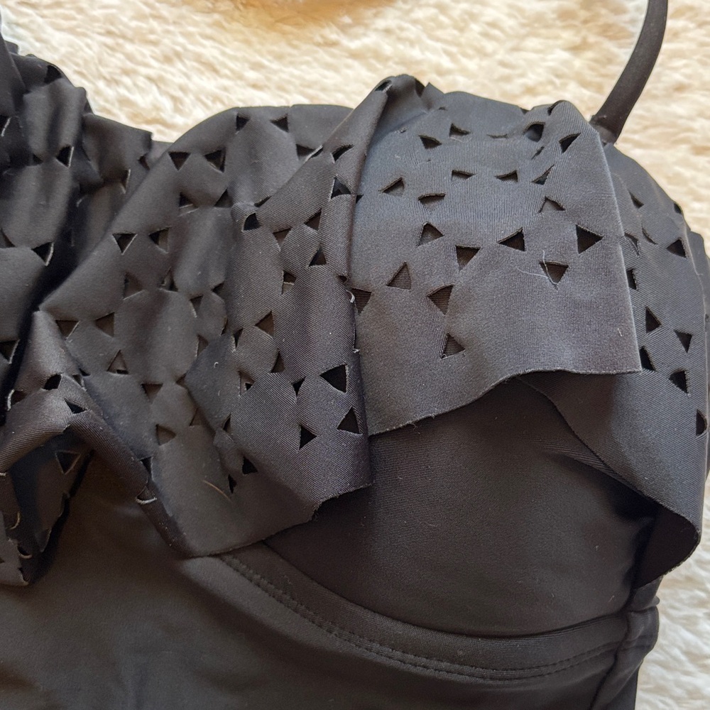 Black Strapless Ruffled One-Piece Swimsuit - Picture 4 of 8